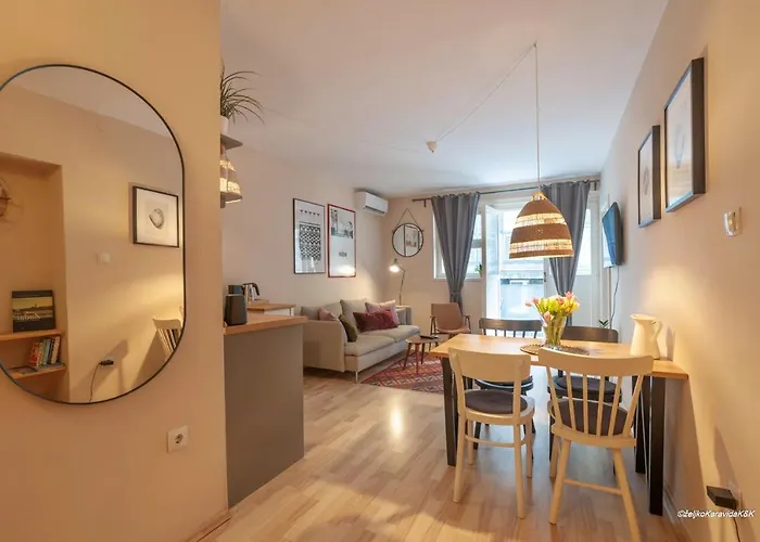 Luciana's Centre Hideout شقة