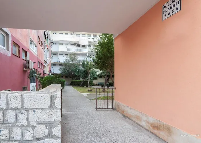 Luciana's Centre Hideout * زادار