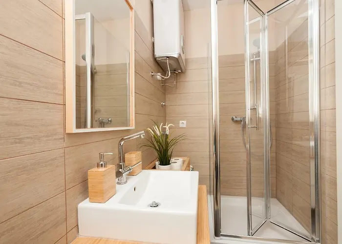 Luciana's Centre Hideout * زادار